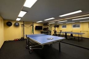 Fitnessraum mit Tischtennis